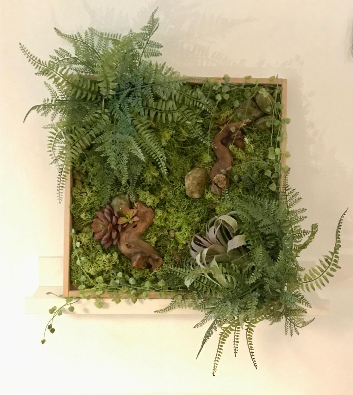 Quadro vegetale quadrato con muschio stabilizzato, piante artificiali, legno e pietre