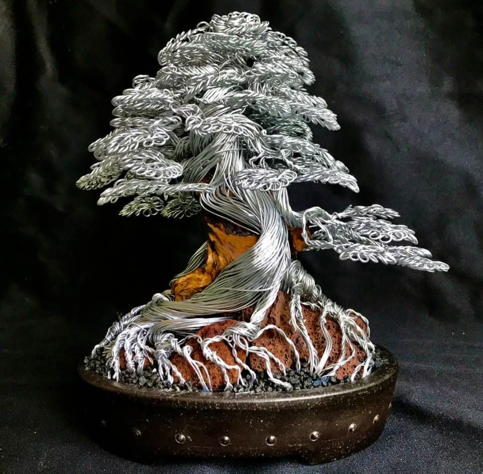 Wire bonsai con filo metallico argentato intrecciato al legno e radici sulla roccia, in vaso Tokoname